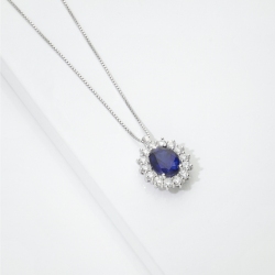 Collana in oro bianco 18k con zaffiro blu ovale e contorno di diamanti