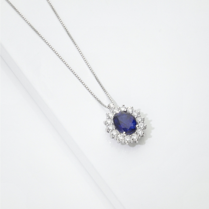 Collana in oro bianco 18k con zaffiro blu ovale e contorno di diamanti