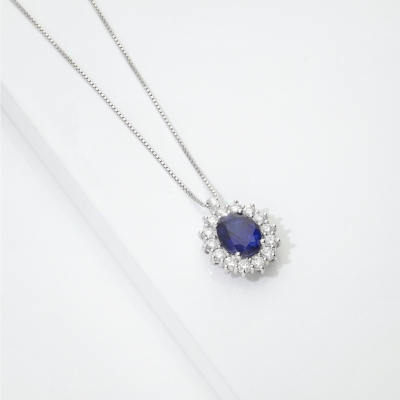 Collana in oro bianco 18k con zaffiro blu ovale e contorno di diamanti