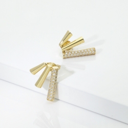 Orecchini in oro giallo 18k design geometrico con diamanti