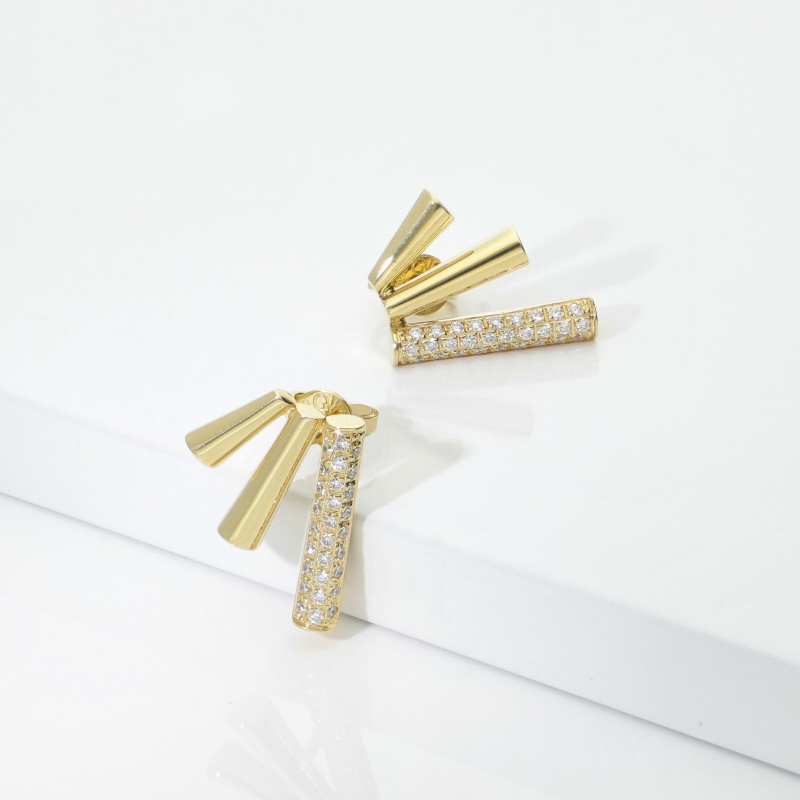 Orecchini in oro giallo 18k design geometrico con diamanti
