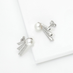 Orecchini in oro bianco 18k con perla e barre a scalare in pavé