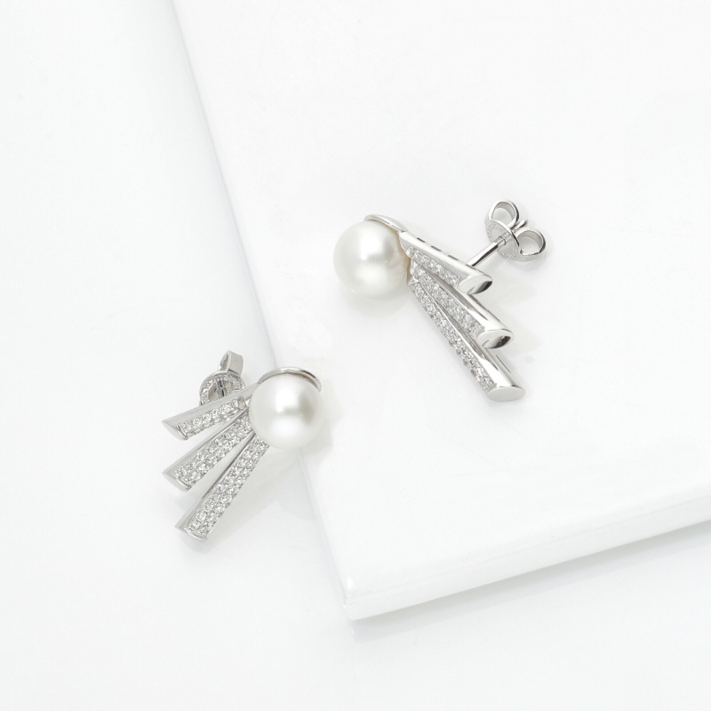 Orecchini in oro bianco 18k con perla e barre a scalare in pavé