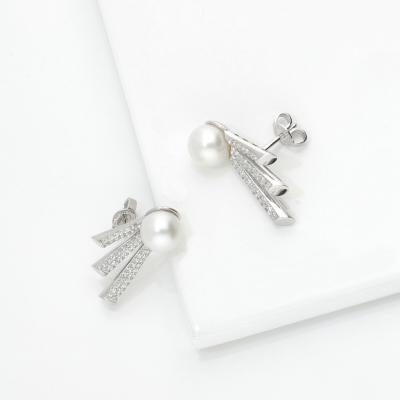 Orecchini in oro bianco 18k con perla e barre a scalare in pavé