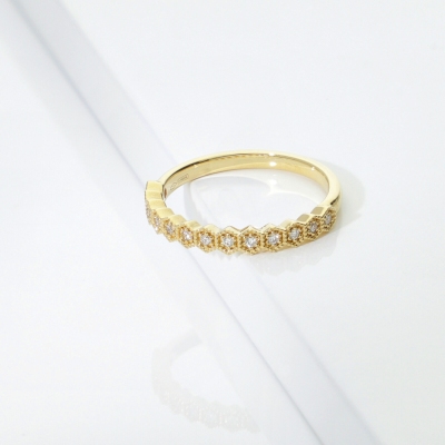 Anello fedina in oro giallo 18k con 13 castoni esagonali e diamanti