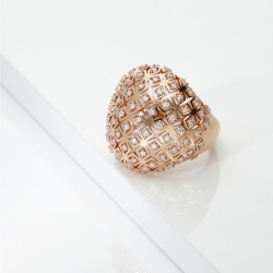 Anello fascia a cupola in oro rosa 18k con trama geometrica e diamanti