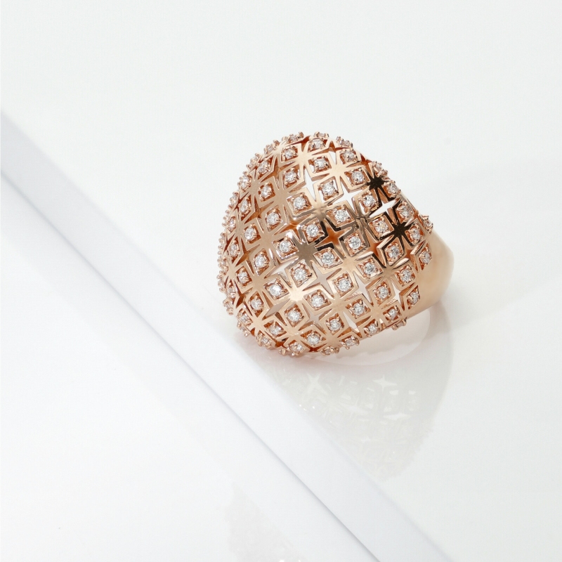 Anello fascia a cupola in oro rosa 18k con trama geometrica e diamanti