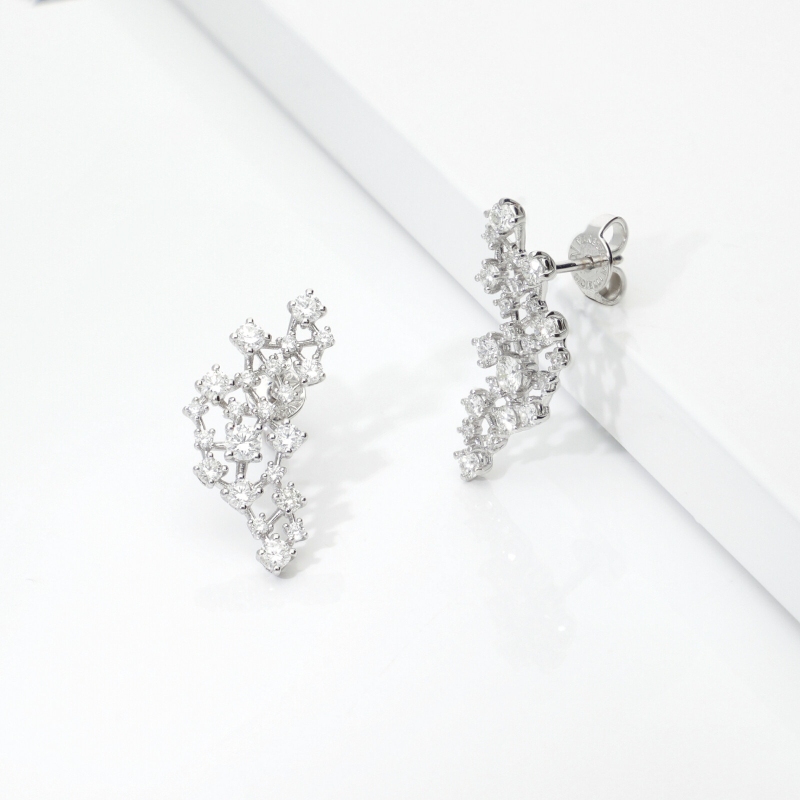 Orecchini in oro bianco 18k con costellazione geometrica di diamanti