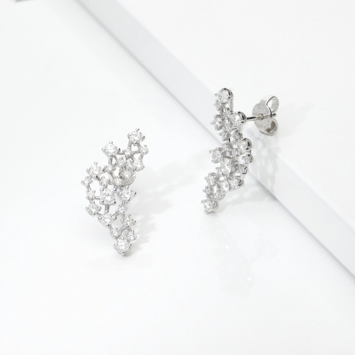 Orecchini in oro bianco 18k con costellazione geometrica di diamanti