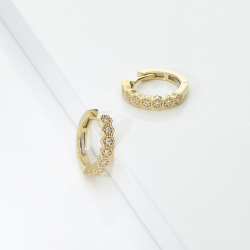Orecchini a cerchio in oro giallo 18k con castoni esagonali in diamanti