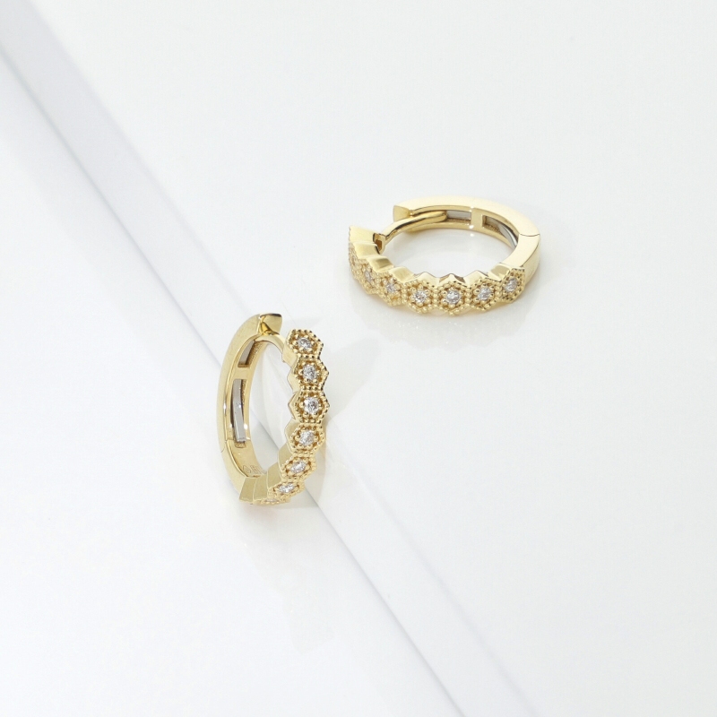 Orecchini a cerchio in oro giallo 18k con castoni esagonali in diamanti