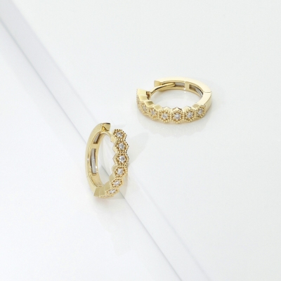 Orecchini a cerchio in oro giallo 18k con castoni esagonali in diamanti