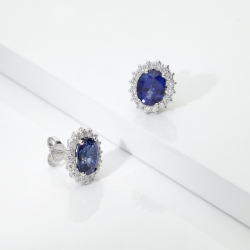 Orecchini a rosetta in oro bianco 18k con zaffiro blu e diamanti