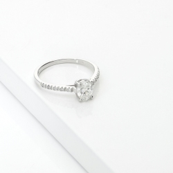 Anello con diamante taglio ovale 0.70ct GIA in oro bianco 18k