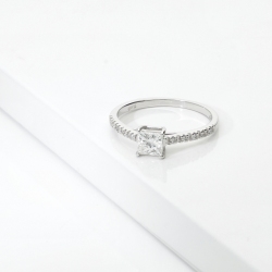 Anello con diamante taglio princess 0.50ct GIA in oro bianco 18k