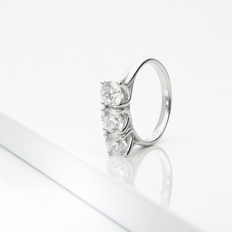 Anello trilogy lineare in oro bianco 18k con tre diamanti