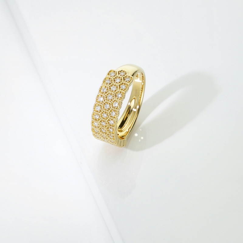 Anello in oro giallo 18k con castoni esagonali a 3 file in diamanti 