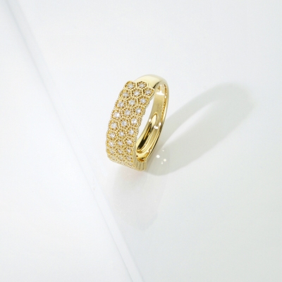 Anello in oro giallo 18k con castoni esagonali a 3 file in diamanti 