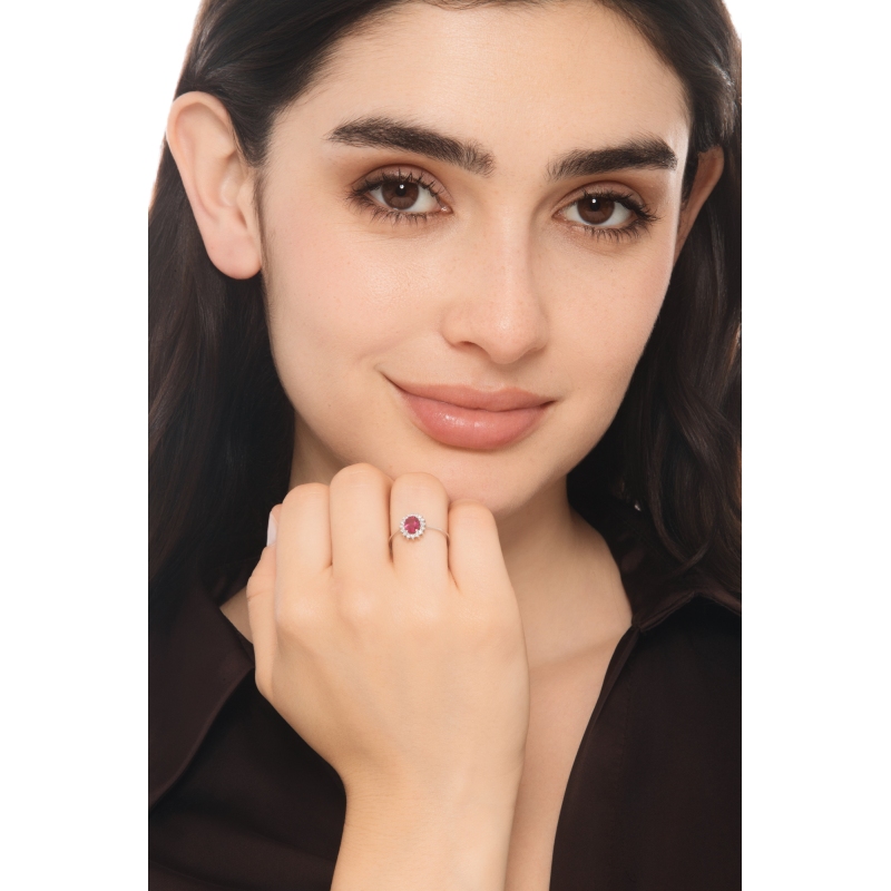 Anello contorno con rubino ovale e diamanti in oro bianco 18k
