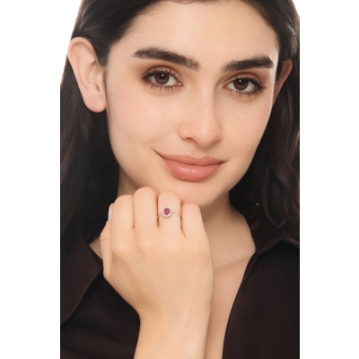 Anello contorno con rubino ovale e diamanti in oro bianco 18k