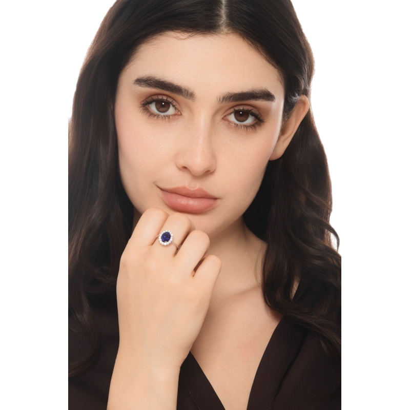 Anello contorno in oro bianco 18k con zaffiro ovale blu e diamanti