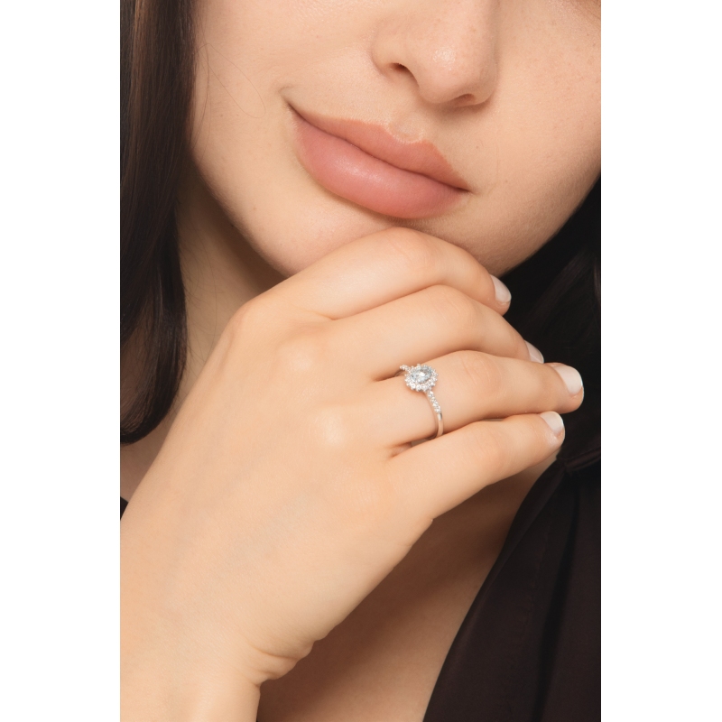Anello in oro bianco 18k con acquamarina ovale e halo di diamanti