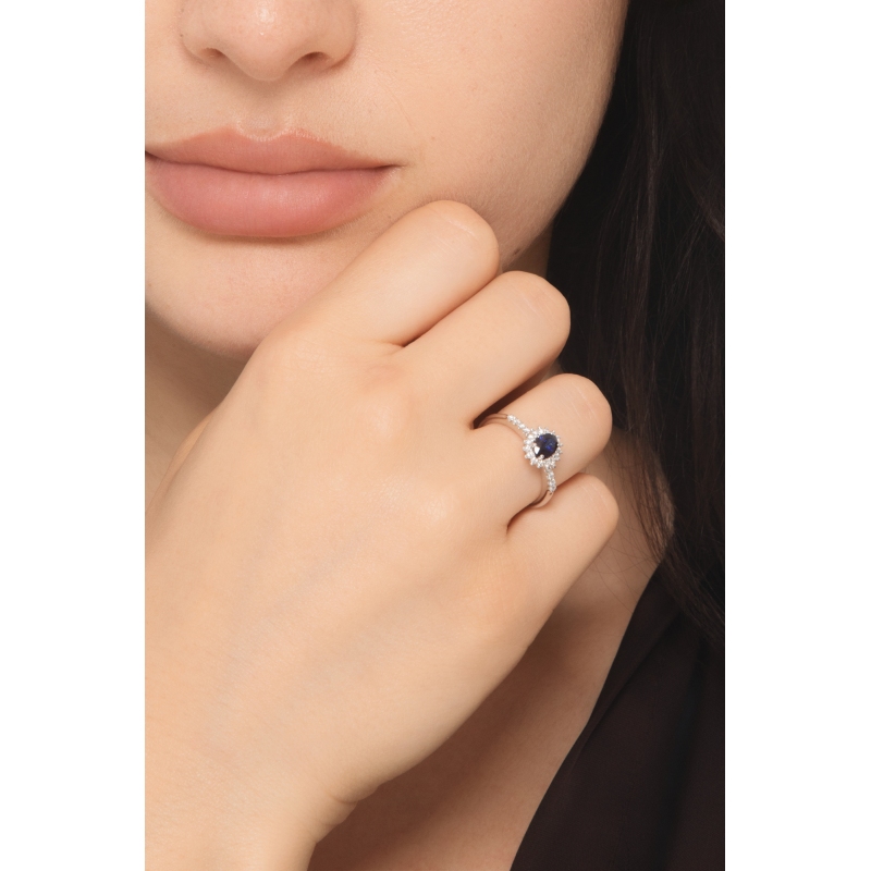 Anello in oro bianco 18k con zaffiro ovale e halo di diamanti