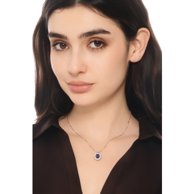 Collana in oro bianco 18k con zaffiro blu ovale e contorno di diamanti