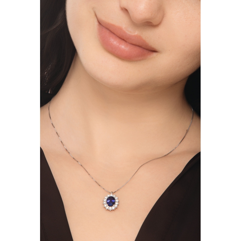 Collana in oro bianco 18k con zaffiro blu ovale e contorno di diamanti