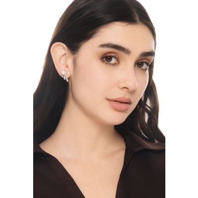 Orecchini in oro bianco 18k con perla e barre a scalare in pavé