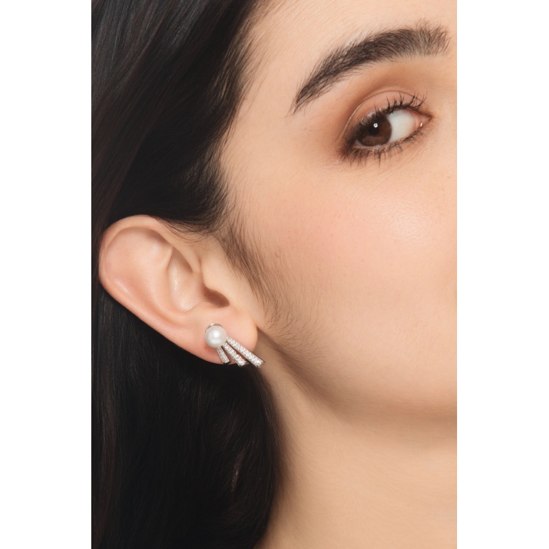 Orecchini in oro bianco 18k con perla e barre a scalare in pavé