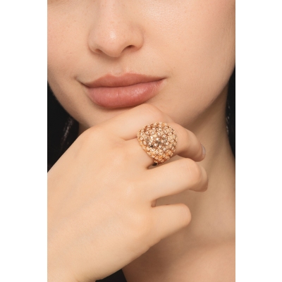 Anello fascia a cupola in oro rosa 18k con trama geometrica e diamanti