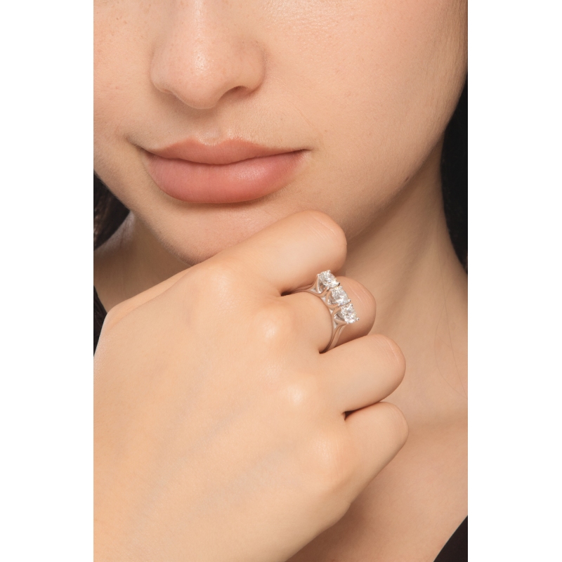 Anello trilogy lineare in oro bianco 18k con tre diamanti