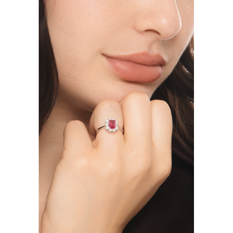 Anello contorno in oro bianco 18k con rubino e  diamanti a contorno