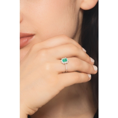 ANELLO CONTORNO CON 10BRILLANTI E SMERALDO TAGLIO RETTANGOLARE MM6X4