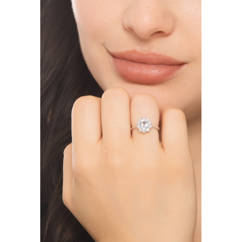 Anello in oro bianco 750 con acquamarina ovale e contorno diamanti