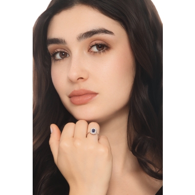White gold 18k halo ring with diamonds and central blue sapphire 