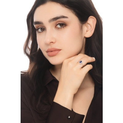 Anello contorno in oro bianco 750 con zaffiro blu e diamanti