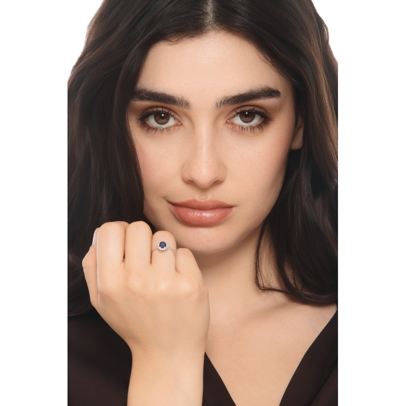 Anello in oro bianco 18k con diamanti e zaffiro blu ovale