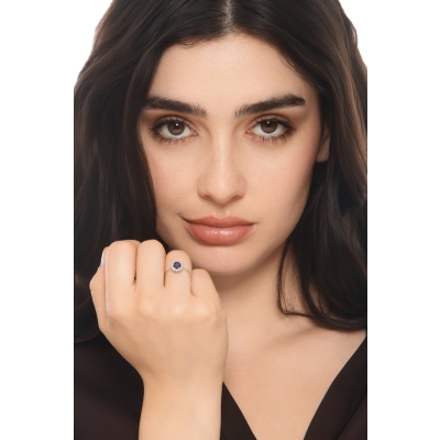 Anello in oro bianco 18k con diamanti e zaffiro blu ovale