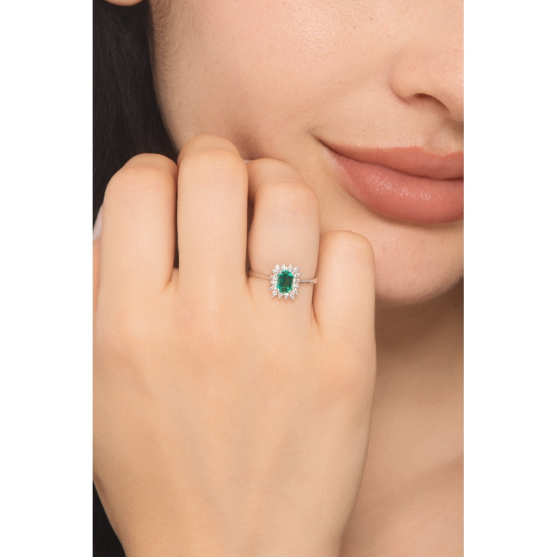 ANELLO CONTORNO CON 16BRILLANTI E SMERALDO RETTANGOLARE MM6X4