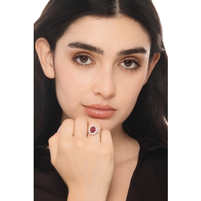 Anello contorno in oro bianco 750 con rubino ovale e diamanti