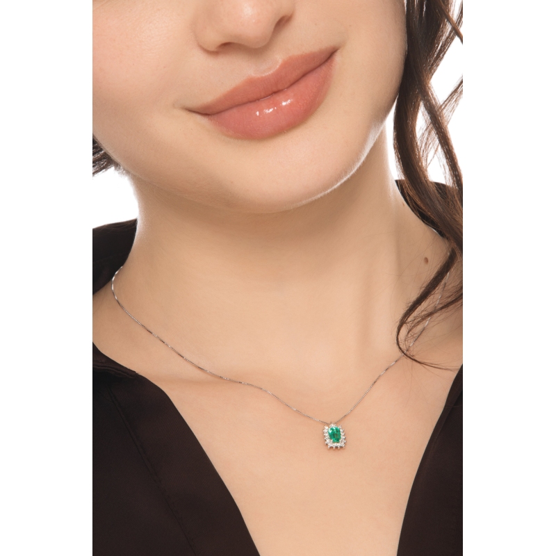CIONDOLO CONTORNO 16BRILLANTI CON SMERALDO RETTANGOLARE MM6X4