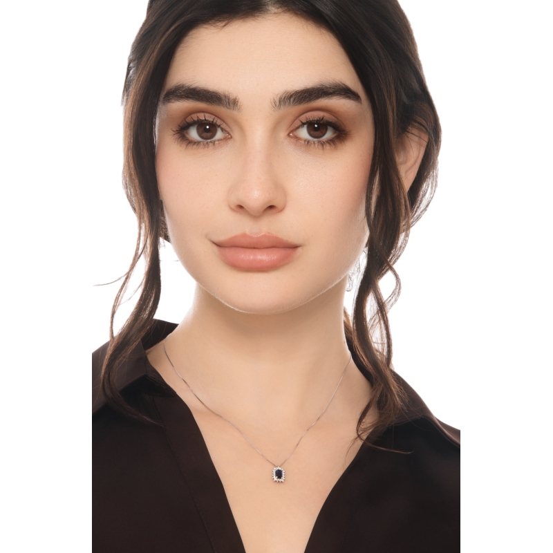 Collana in oro bianco 18k con zaffiro blu e contorno in diamanti