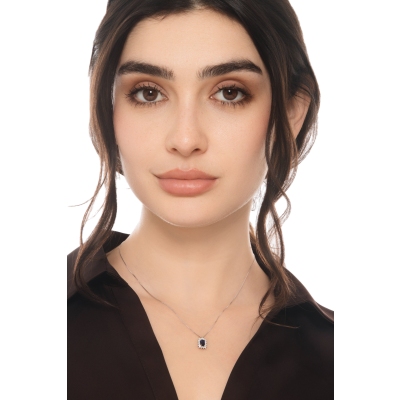 Collana in oro bianco 18k con zaffiro blu e contorno in diamanti