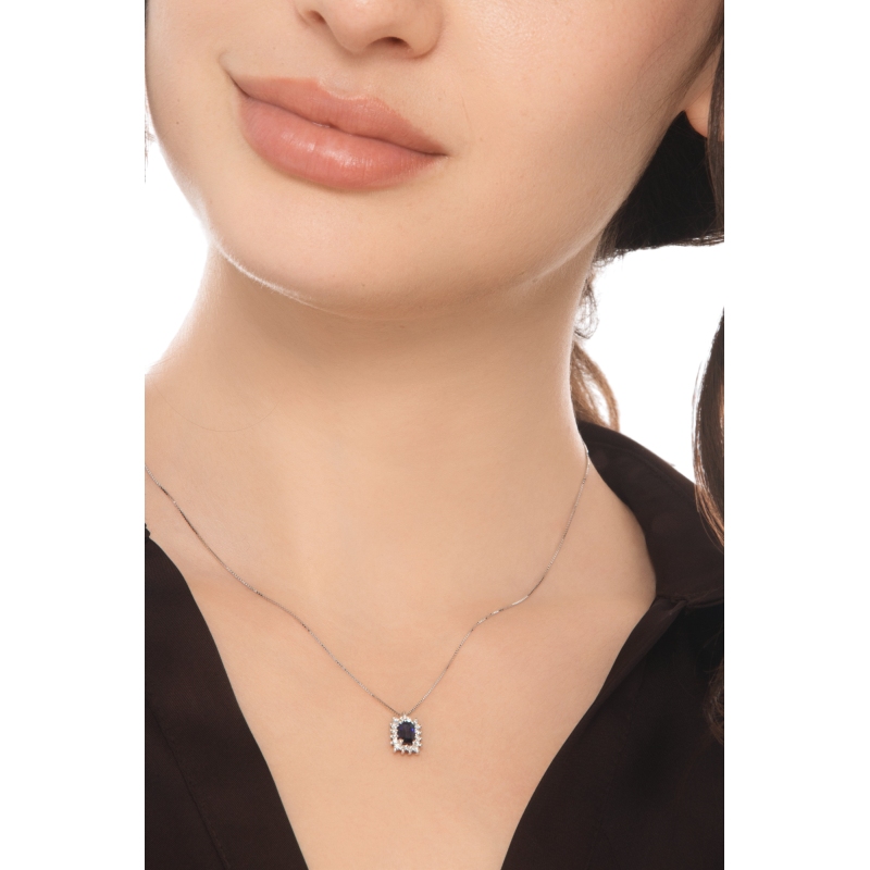 Collana in oro bianco 18k con zaffiro blu e contorno in diamanti