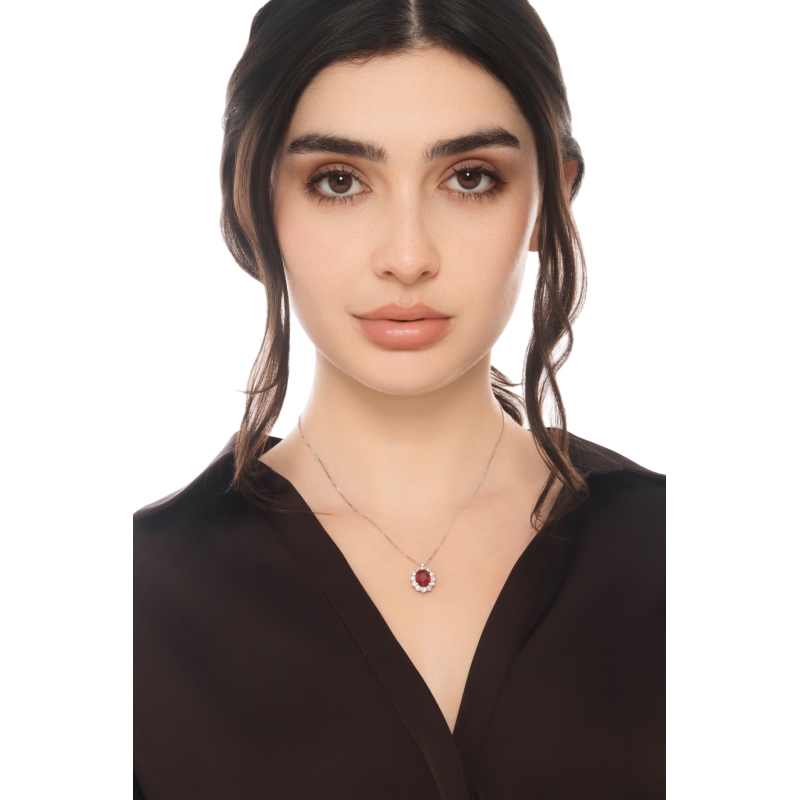 Collana in oro bianco 18k con rubino ovale e contorno in diamanti