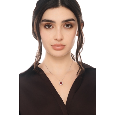 Collana in oro bianco 18k con rubino ovale e contorno in diamanti