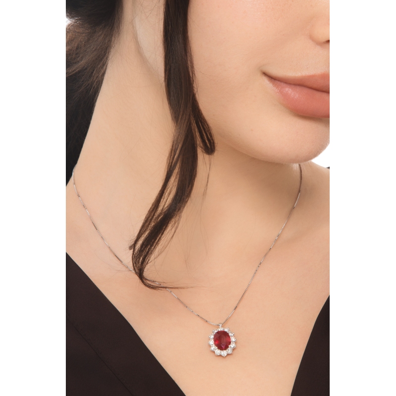 Collana in oro bianco 18k con rubino ovale e contorno in diamanti