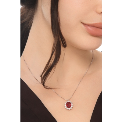 Collana in oro bianco 18k con rubino ovale e contorno in diamanti
